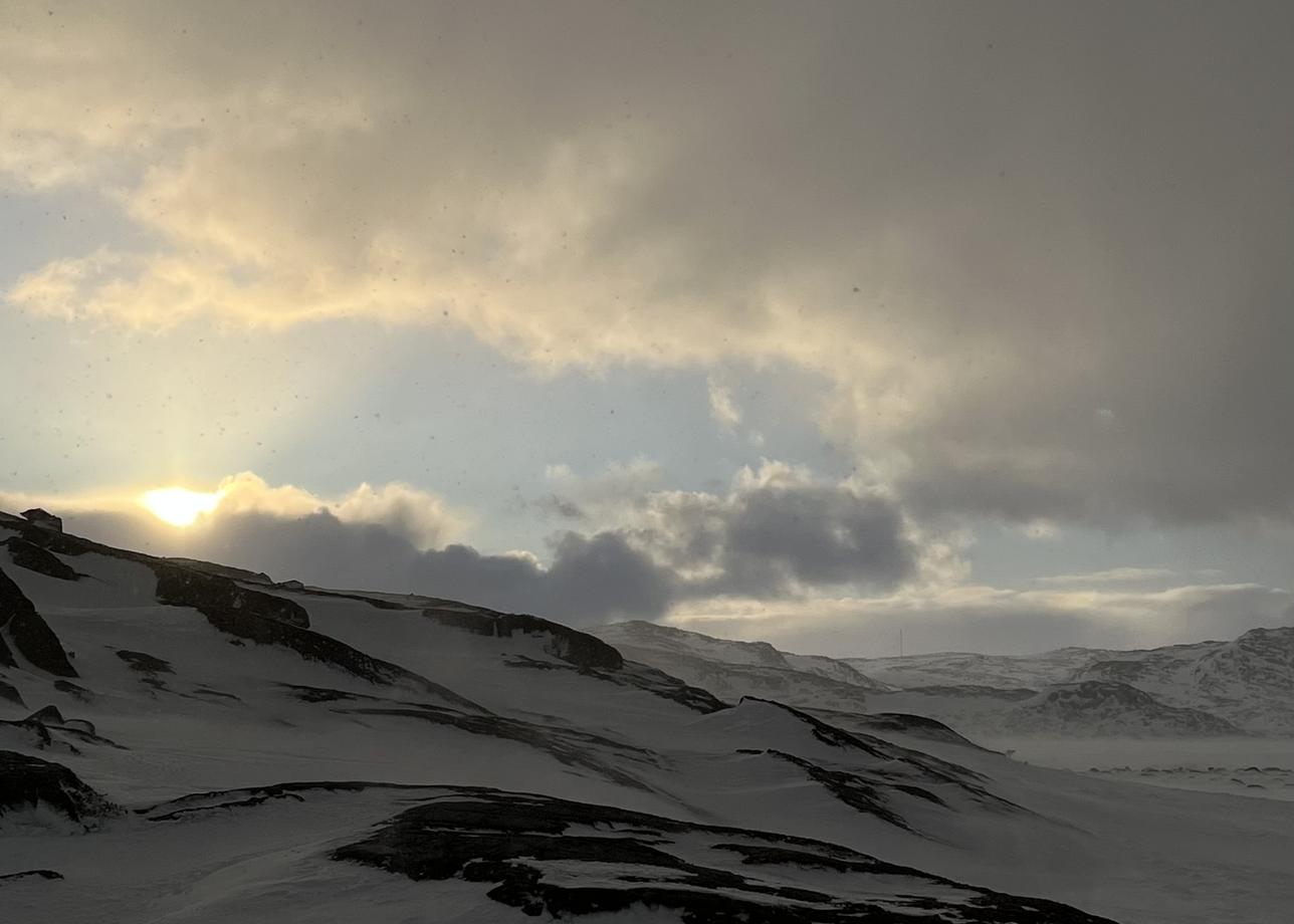 Порадовала поездка в Териберку, не удалось увидеть китов, но нам объяснили, что их сейчас тут нет
