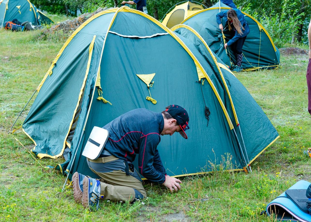 Палатки на территории турбаз