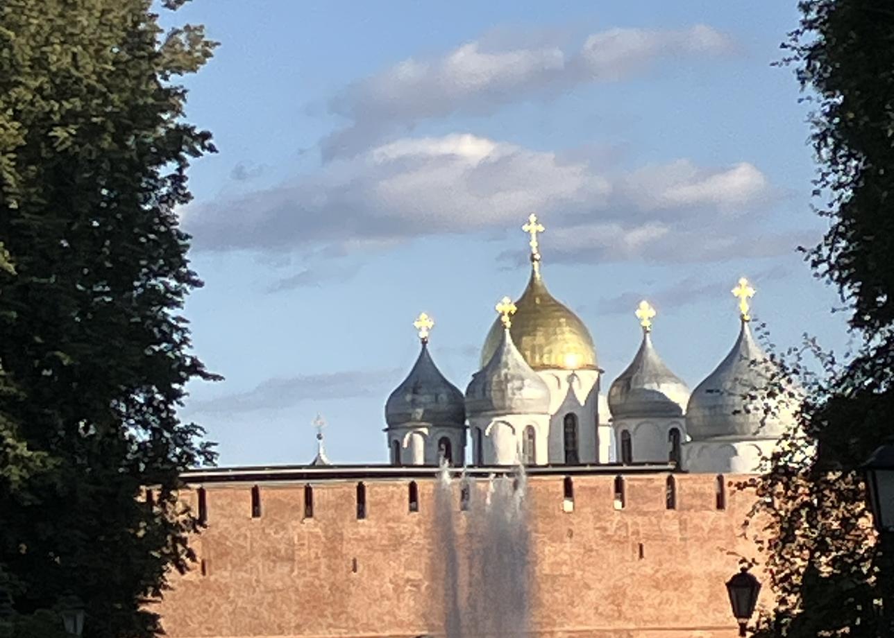 Новгород произвел большое впечатление: прекрасно сохраненный памятники, ухоженный город, бережное отношение к культуре. Экскурсии хорошо организованы.