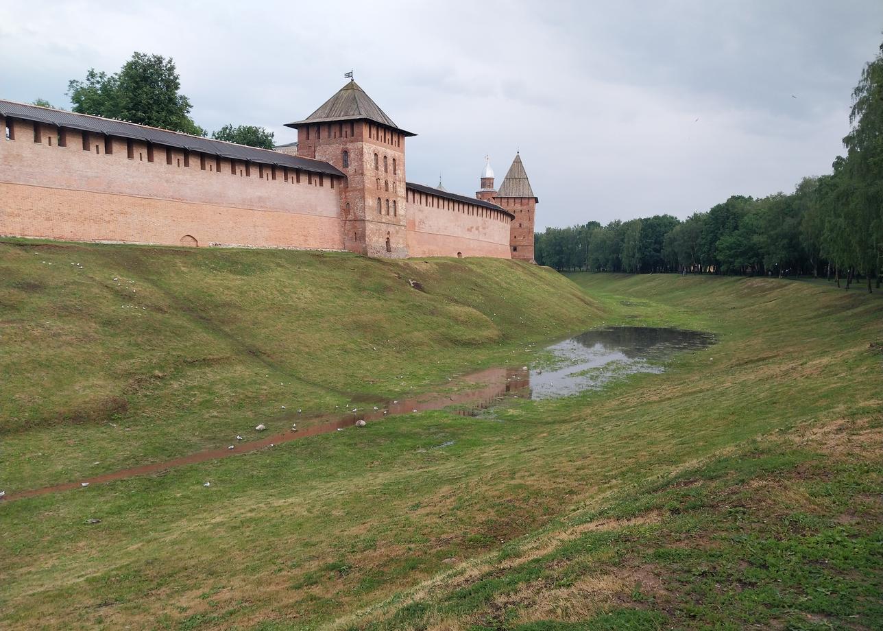 Великий Новгород прекрасен, этот город - наша история, иллюстрация становления нашего государства. Сочетание древности и современности органично.