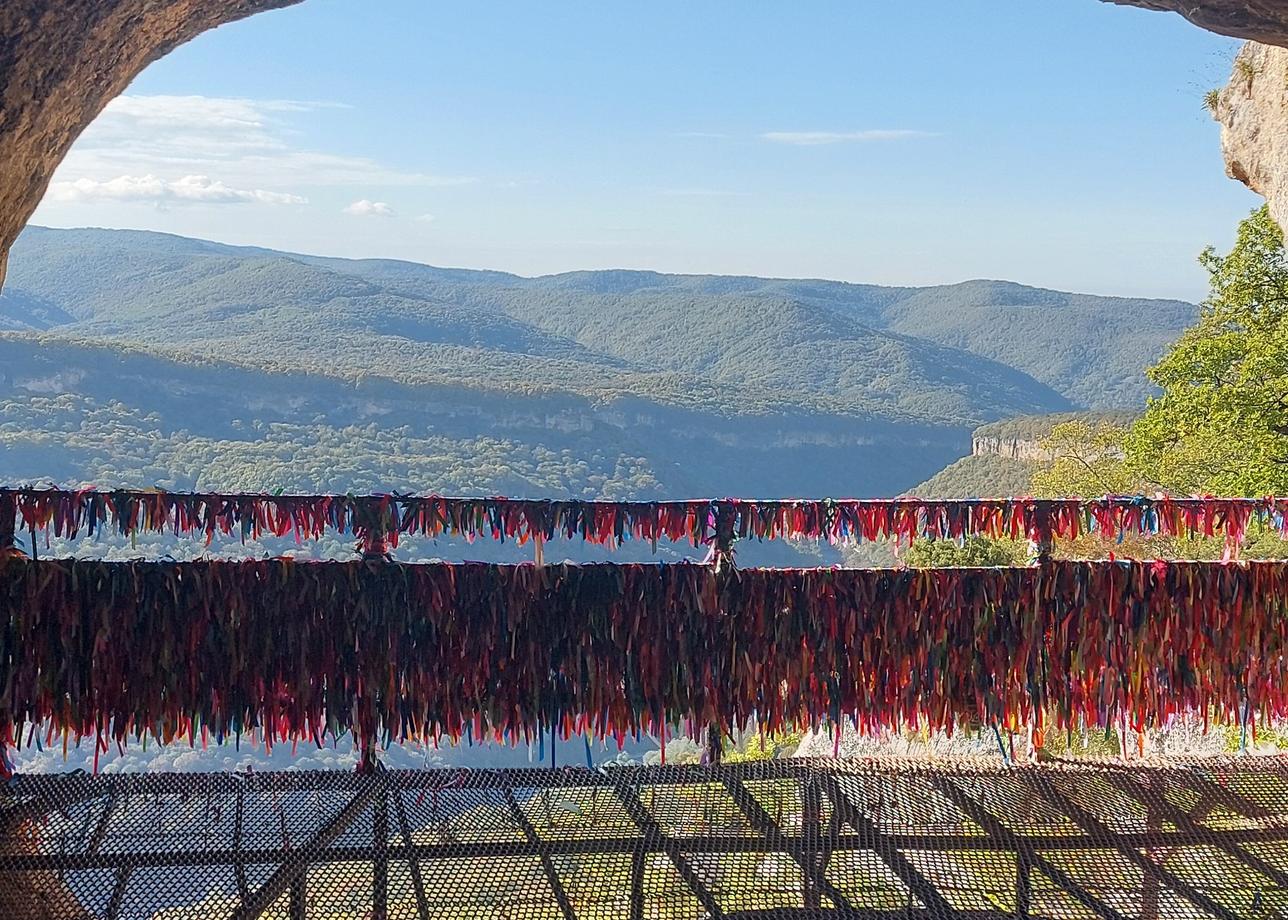 Организатор тура клиентоориентирован, благодаря другим туристам, находящимся на базе, посмотрели сверх лимита и за это ничего