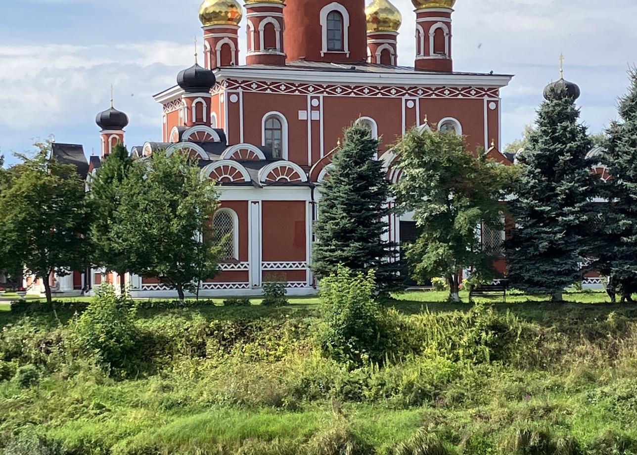 Новгород произвел большое впечатление: прекрасно сохраненный памятники, ухоженный город, бережное отношение к культуре. Экскурсии хорошо организованы.
