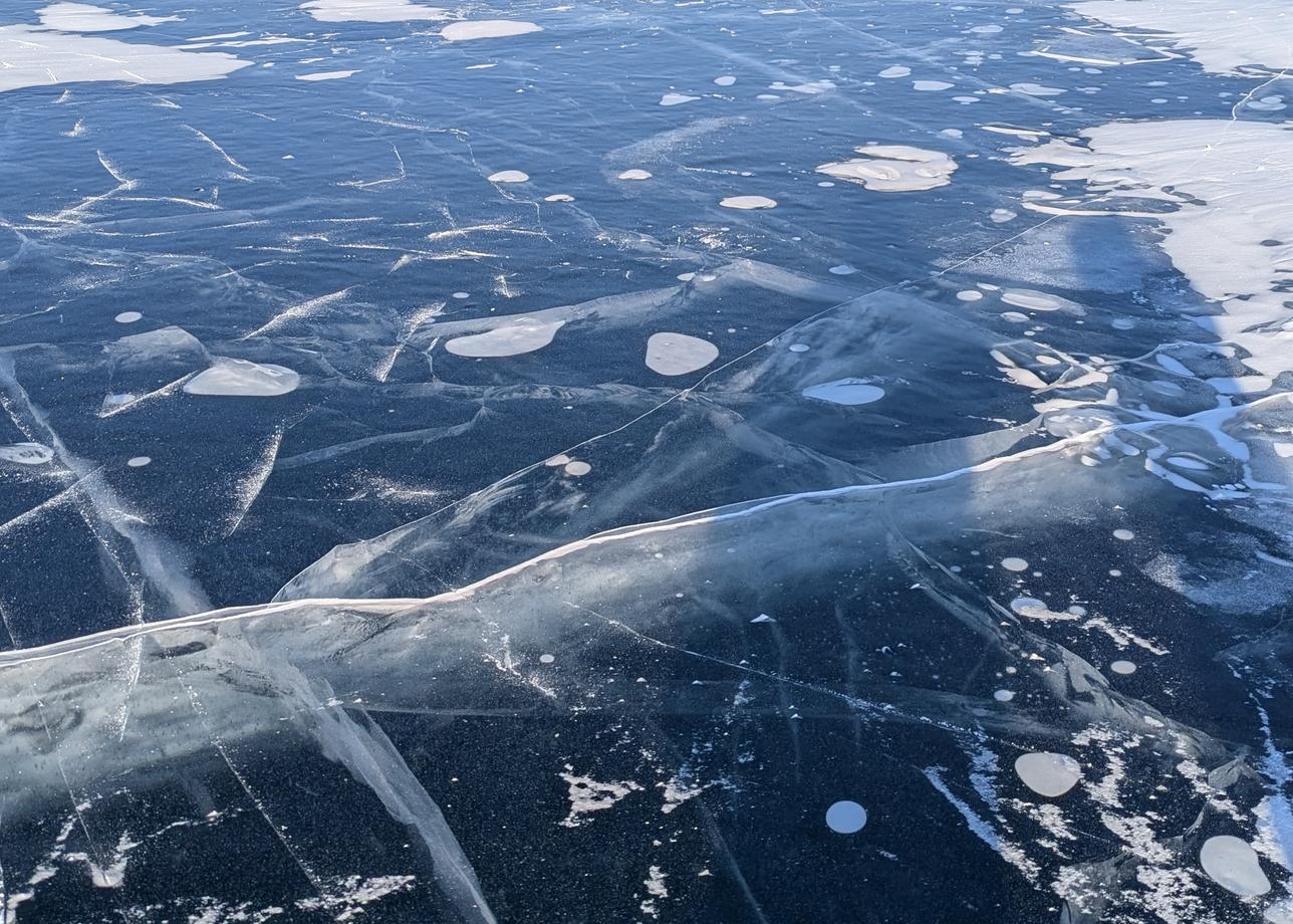 Самый прекрасный тур на Байкал! Были в почти в конце января, лёд уже окреп, буханки ездили.