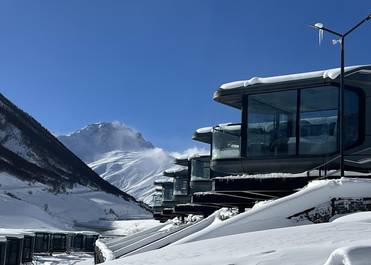 Все было супер, новогодний банкет шикарный, 1 января в крутом месте, и погода снежная способствовала атмосфере, шашлык и Дед Мороз забегал