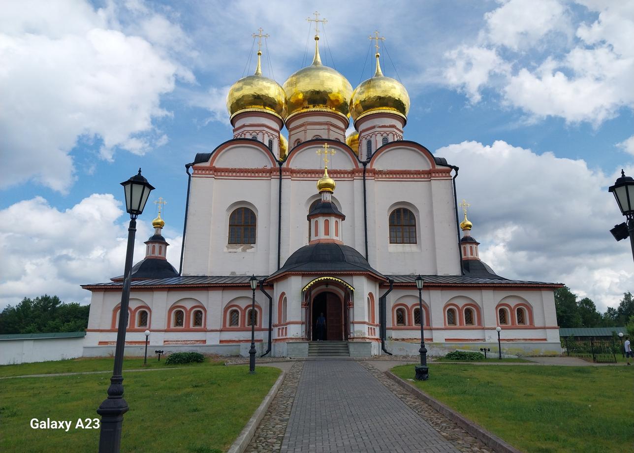 Великий Новгород прекрасен, этот город - наша история, иллюстрация становления нашего государства. Сочетание древности и современности органично.