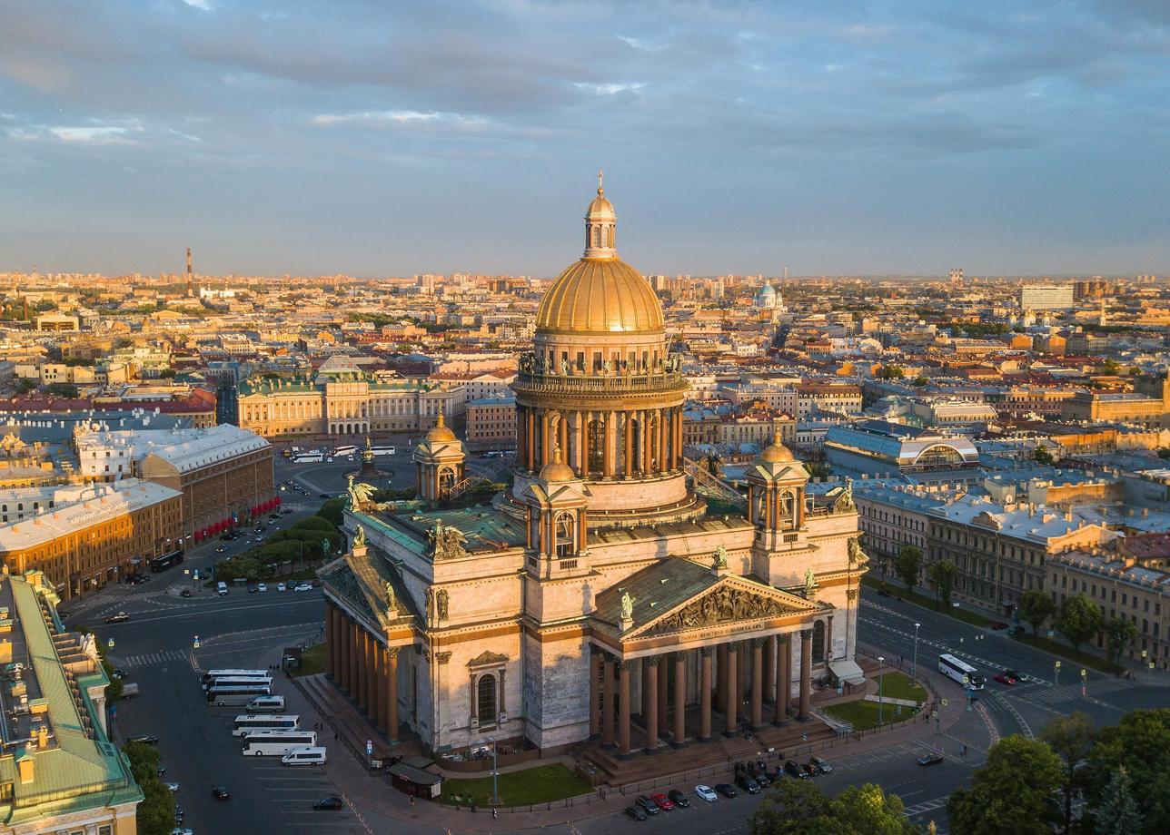Праздник фонтанов в Петергофе
