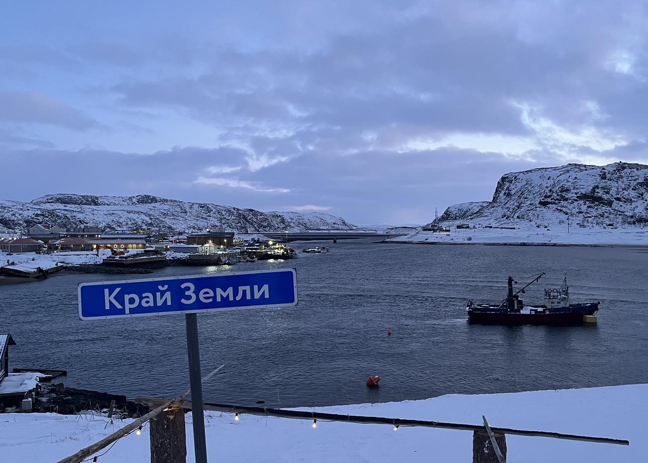 Порадовала поездка в Териберку, не удалось увидеть китов, но нам объяснили, что их сейчас тут нет