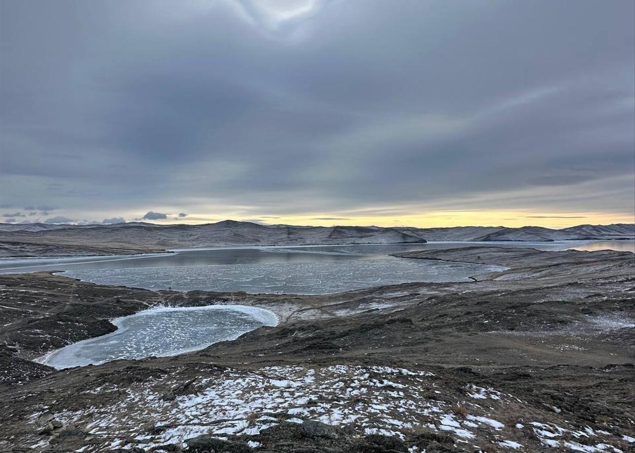 Были в межсезонье на Байкале. Байкал сам еще не застыл, снег лежит и девственная природа т
