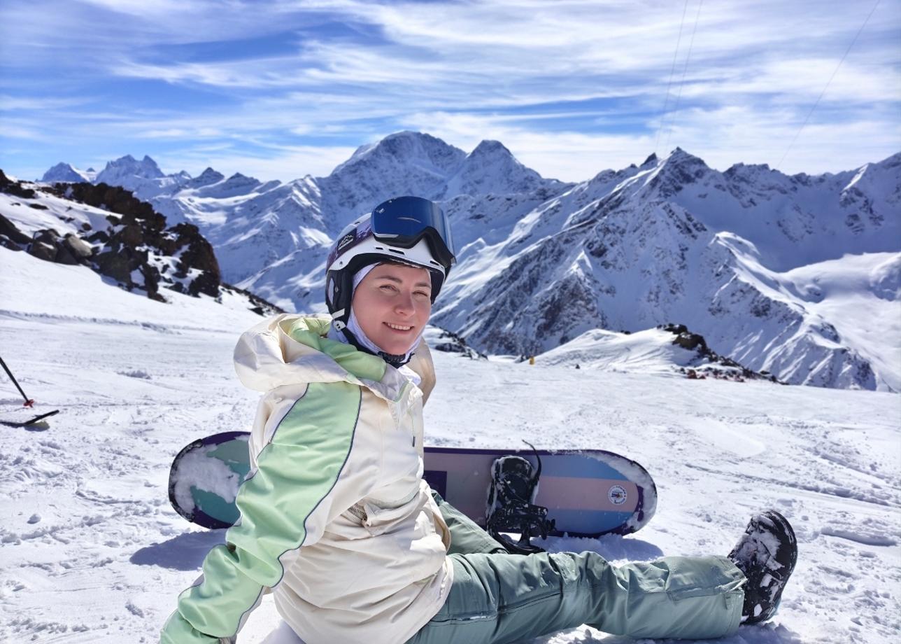 Подруга позвала в этот тур. На Эльбрусе первый раз. Опыт катания на сноуборде 2 раза. Но