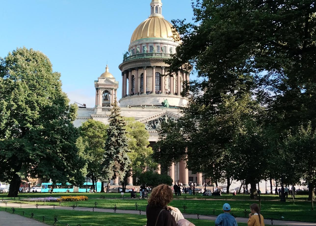 Мы проживали в гостинице "Москва", что напротив Александро-Невской лавры. Гостиница хорошая, кровати удобные, бельё кристально чистое,