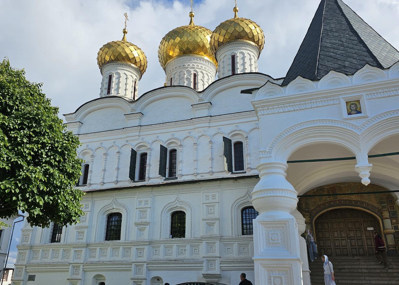 Тур мне очень понравился. Обзорные экскурсии давали возможность полюбоваться красивыми старинными домами, особничками. Посетили много церквей