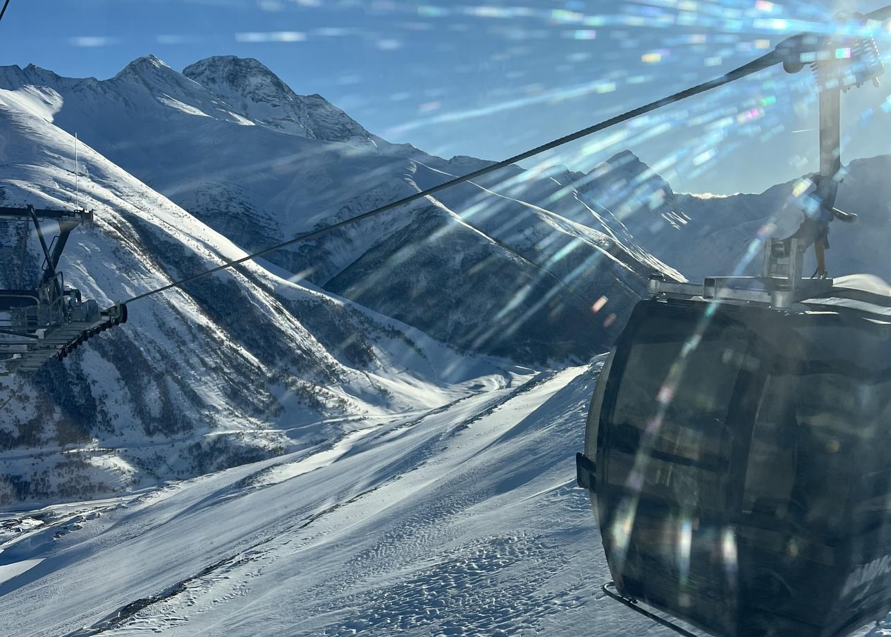 Все было супер, новогодний банкет шикарный, 1 января в крутом месте, и погода снежная способствовала атмосфере, шашлык и Дед Мороз забегал