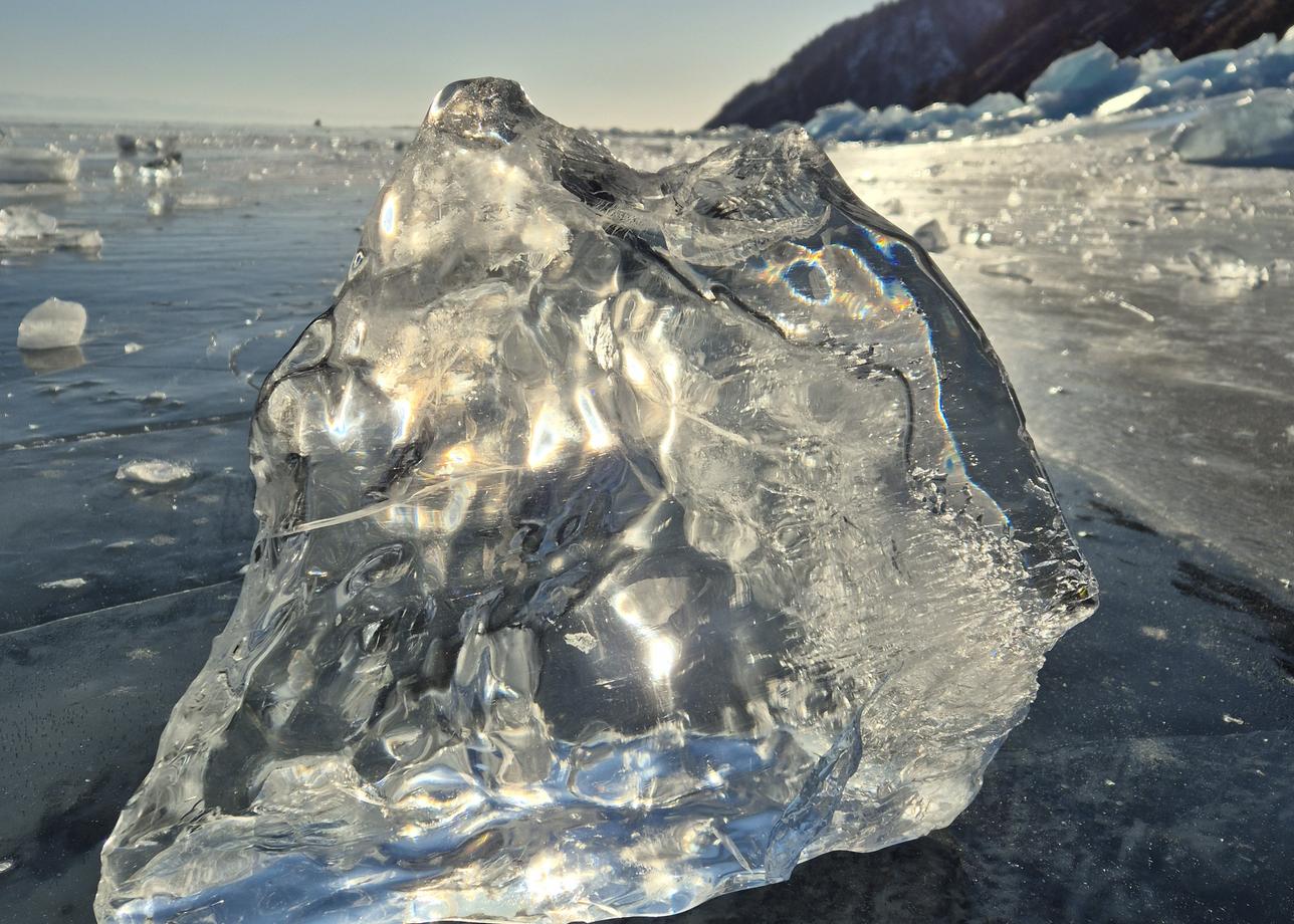 Сколько не смотреть фотографий и не слушать рассказов о Байкале, все равно величие природы поражает сразу.