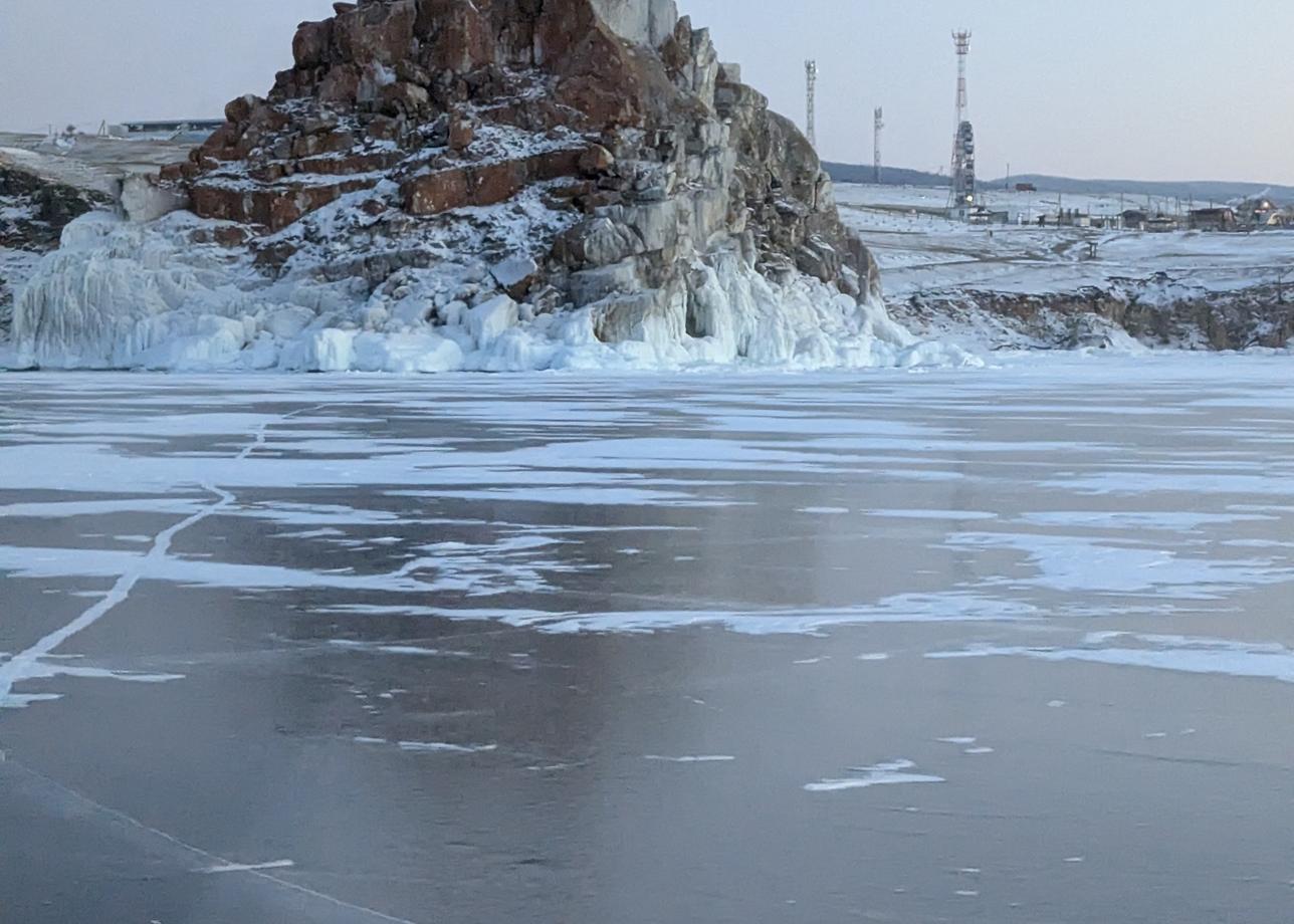 Самый прекрасный тур на Байкал! Были в почти в конце января, лёд уже окреп, буханки ездили.