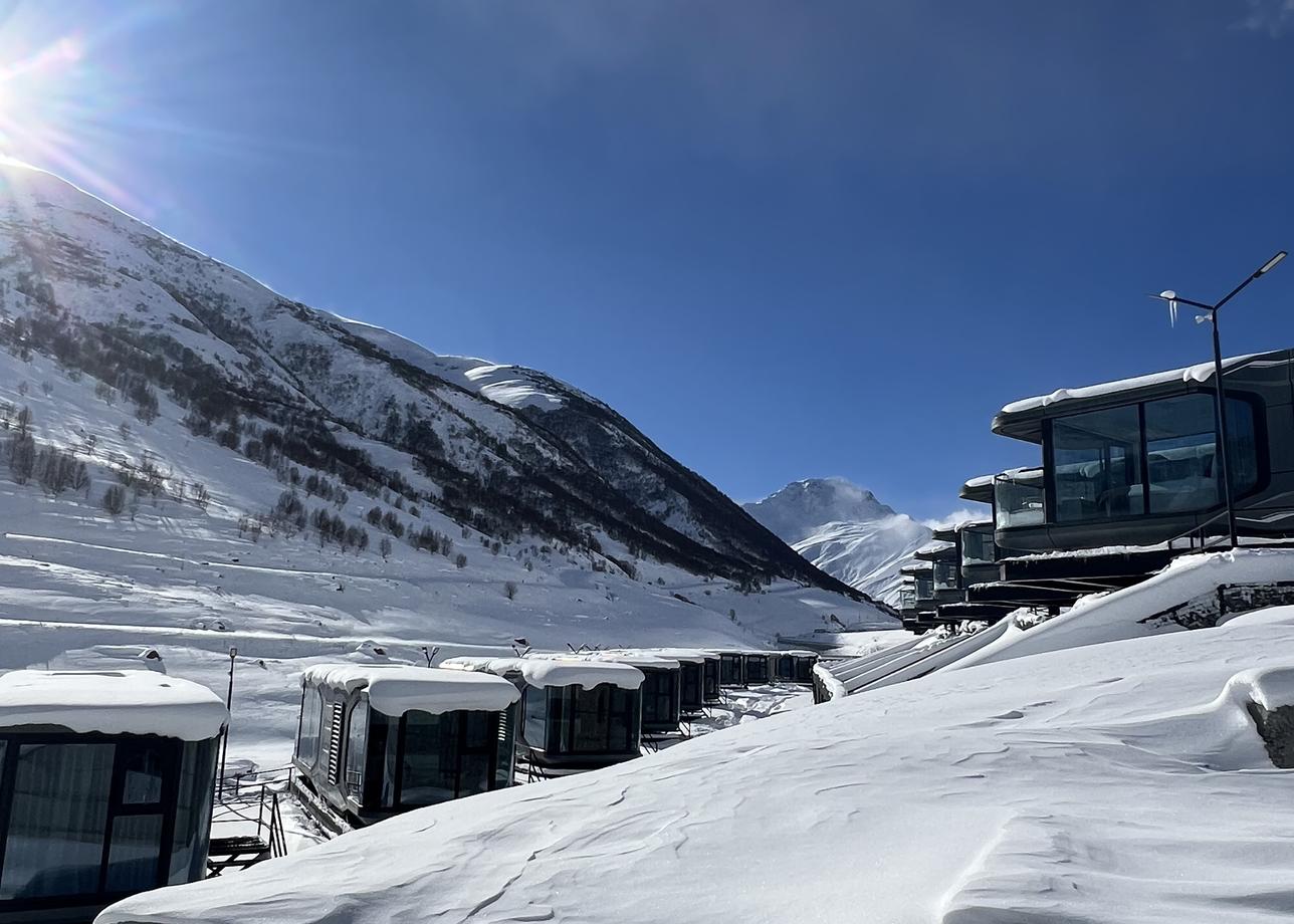 Все было супер, новогодний банкет шикарный, 1 января в крутом месте, и погода снежная способствовала атмосфере, шашлык и Дед Мороз забегал