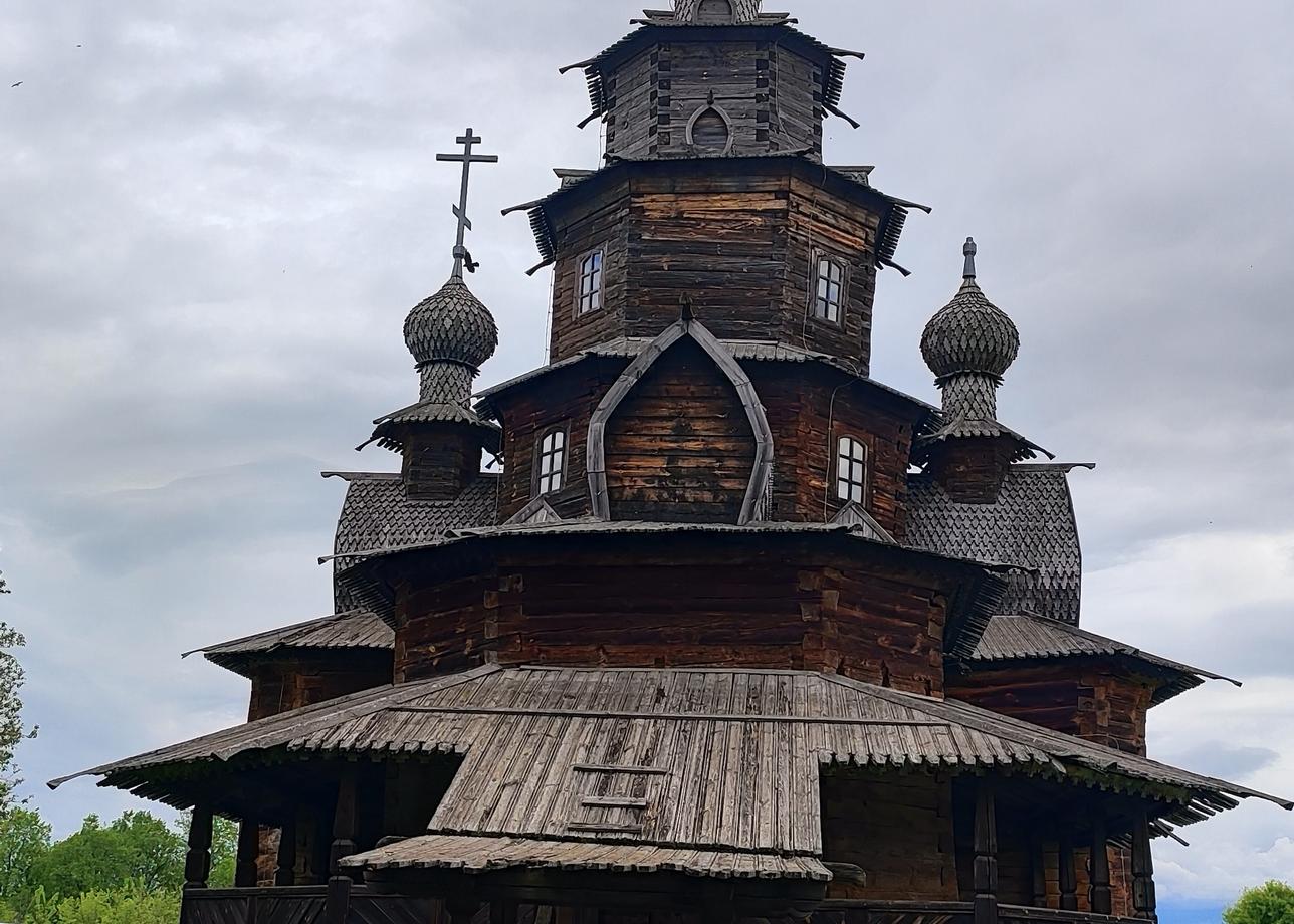 Ездили по Золотому кольцу. Побывали в Суздале, Ярославле, Сергиевом Посаде, Владимире, Боголюбове, Александрове и Костроме. Каждая