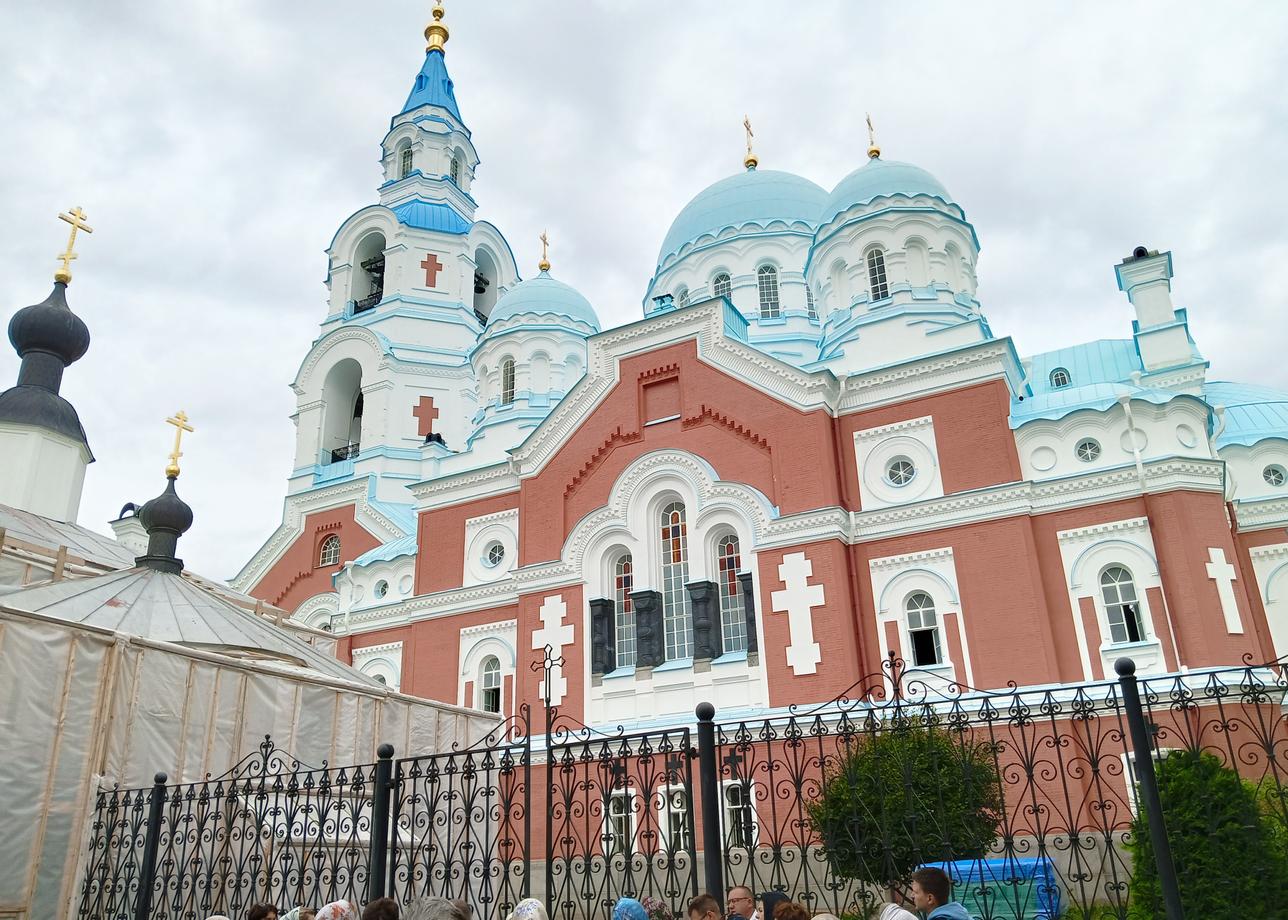 Организация на высоком уровне, гостиницы достойные, были опасения по поводу турбазы, но номера были хорошие с