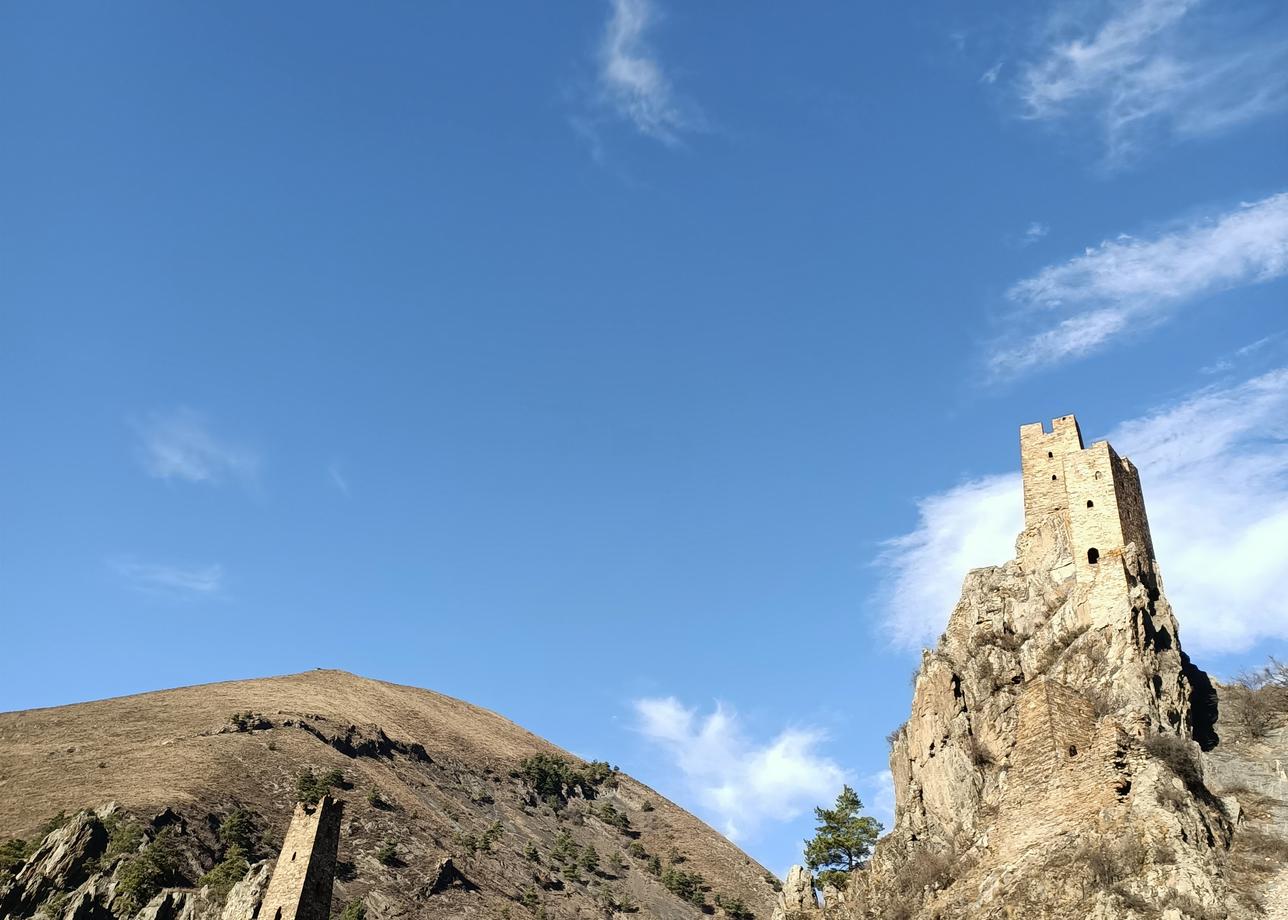 Программа тура составлена таким образом, что смогли посетить все достопримечательности (в основном это горная местность) в