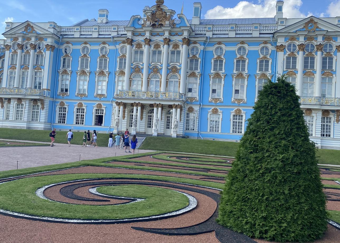 В Петербурге третий раз, данный тур просто великолепный, остались незабываемые впечатления. Замечательные экскурсии и отличные экскурсоводы!!!