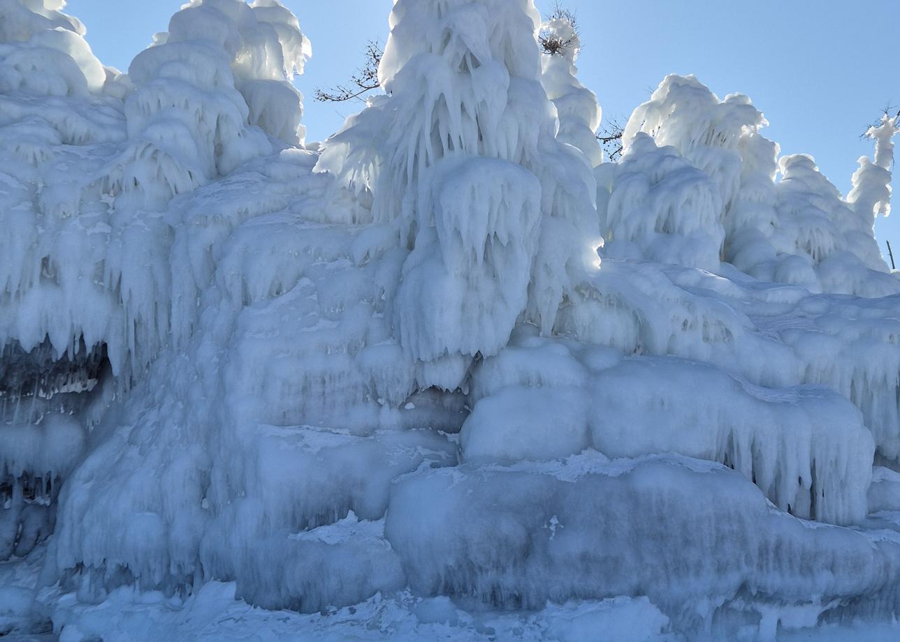 Сколько не смотреть фотографий и не слушать рассказов о Байкале, все равно величие природы поражает сразу.