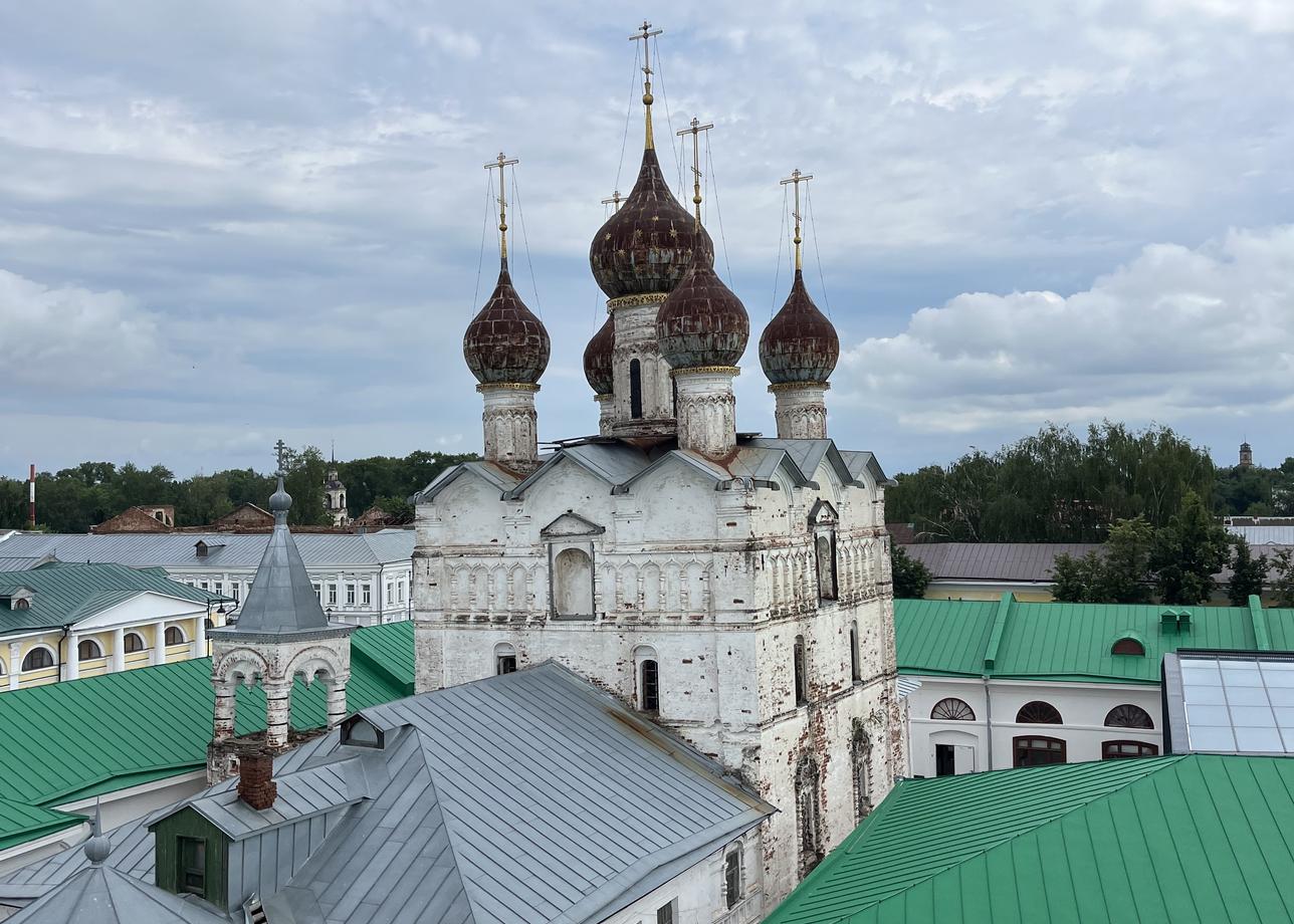 Брали тур по Золотому кольцу России. Ездили вместе с друзьями, забрали нас в понедельник утром, большой