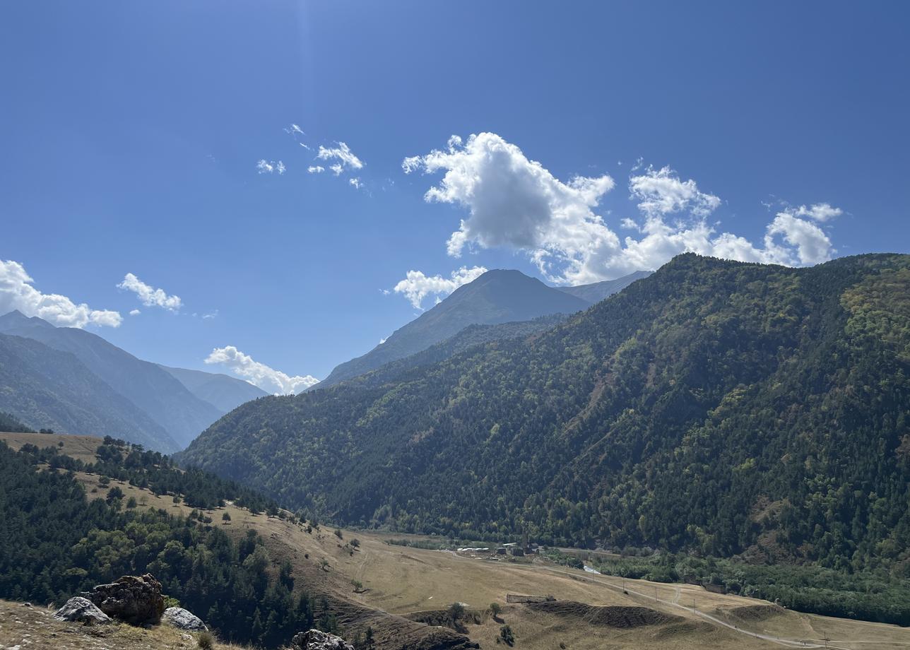 Поездка на Кавказ стала для меня чем-то большим, чем просто тур. Горные пейзажи завораживают — кажется,