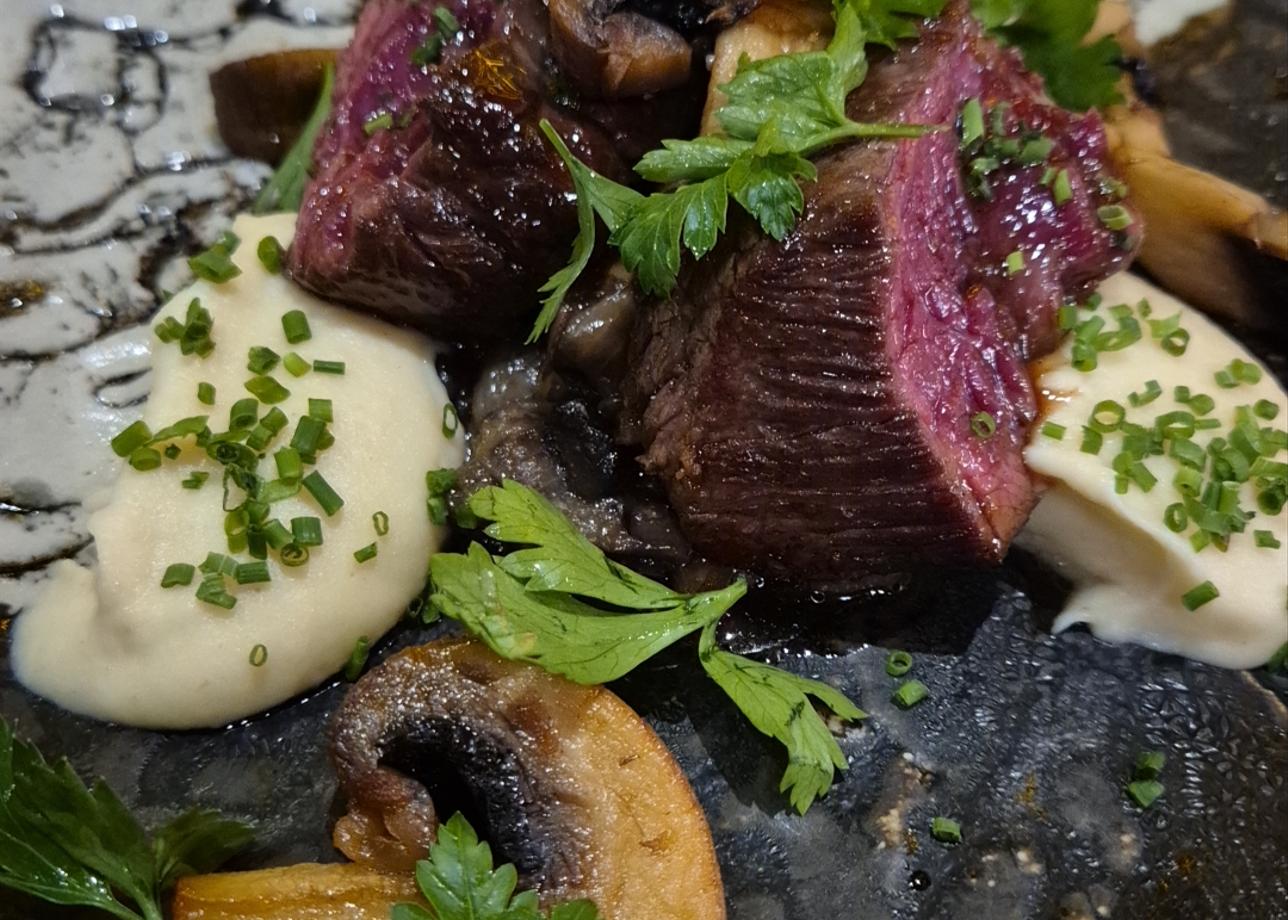 Организатор вовлеченный, туры наполнены отличными локациями, не было никаких проблем, всё отлично!