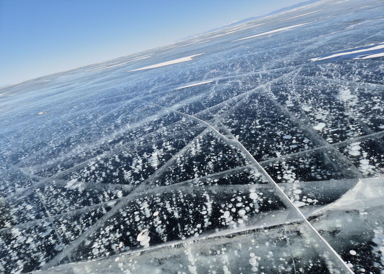 Сколько не смотреть фотографий и не слушать рассказов о Байкале, все равно величие природы поражает сразу.
