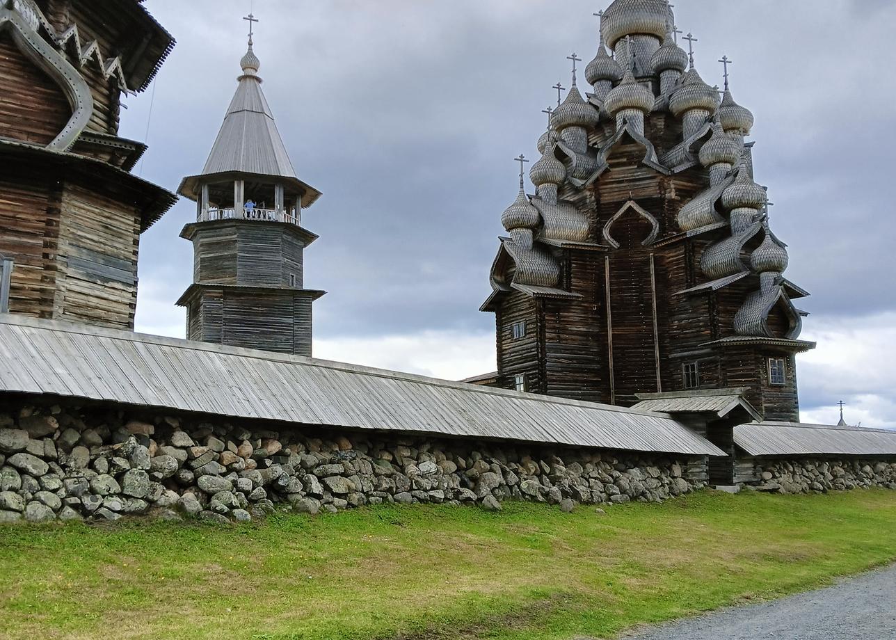 Ездили в Карелию в августе. Организовано было все отлично- встреча, размещение в гостинице, завтраки, экскурсии…. Очень