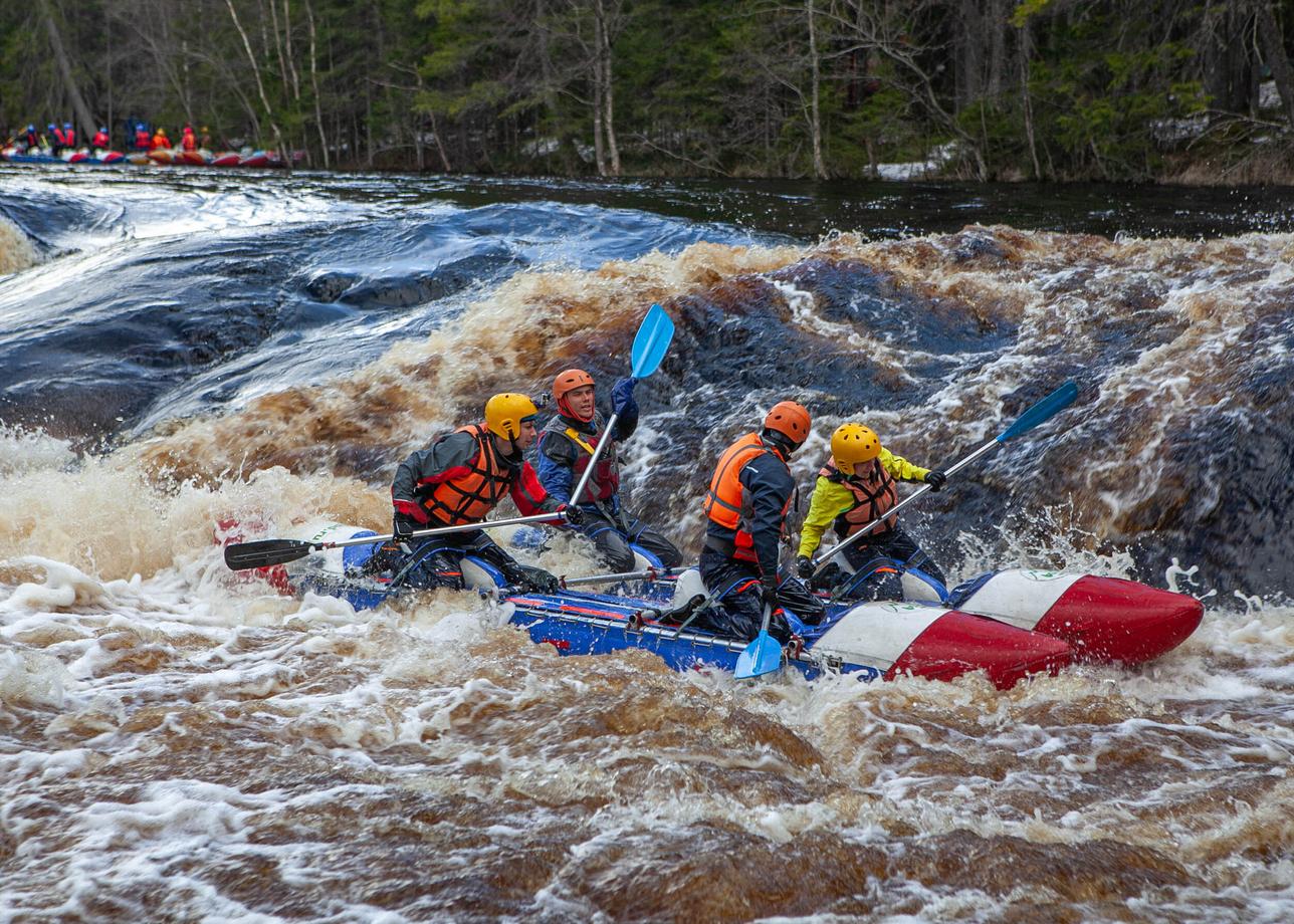 Сплав по реке Укса на катамаранах в Карелии