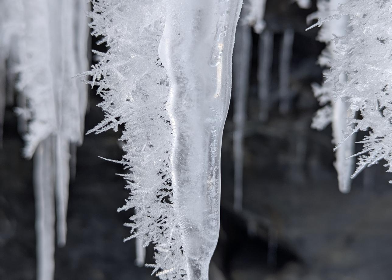 Самый прекрасный тур на Байкал! Были в почти в конце января, лёд уже окреп, буханки ездили.