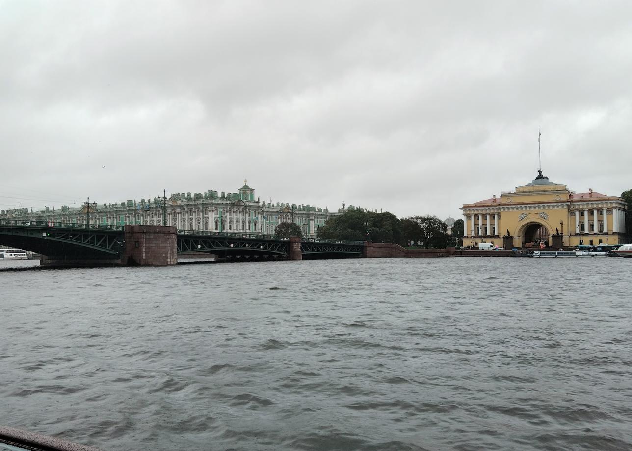 Мы проживали в гостинице "Москва", что напротив Александро-Невской лавры. Гостиница хорошая, кровати удобные, бельё кристально чистое,