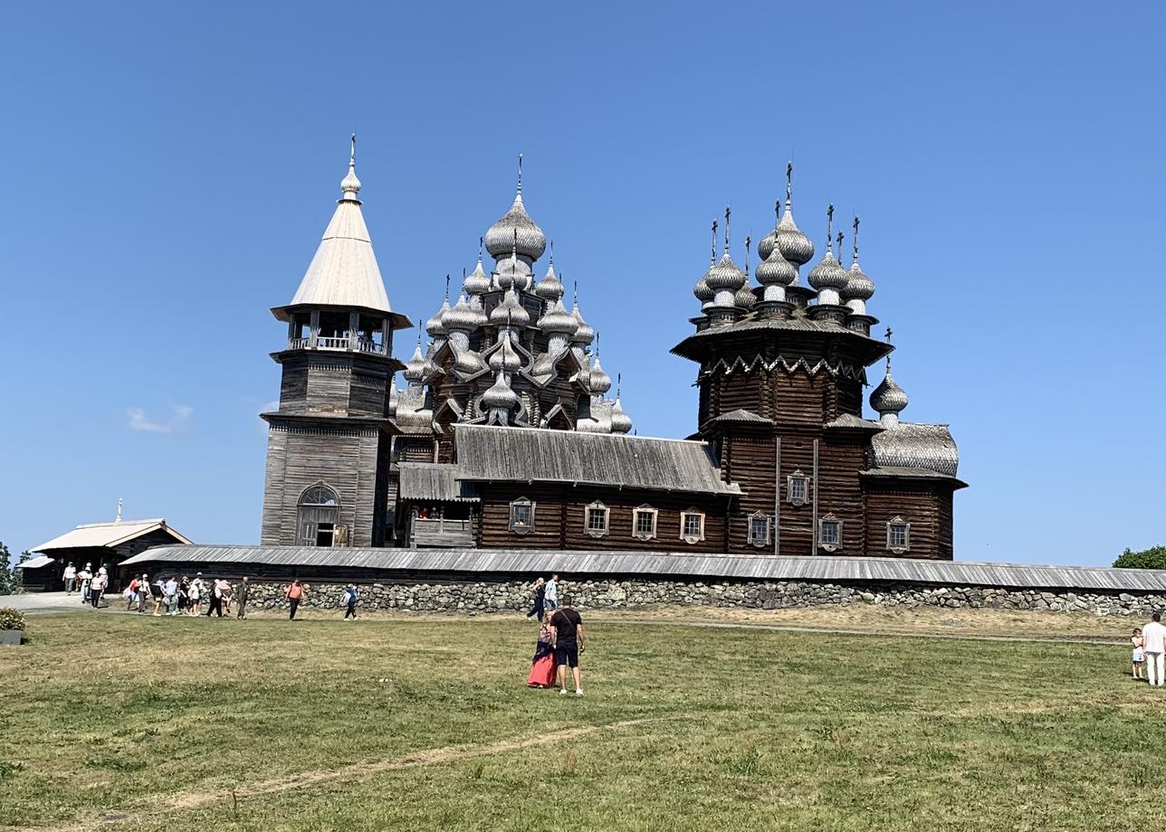 Все было на хорошем уровне. Автобусы, питание, размещение, организация, гиды.
