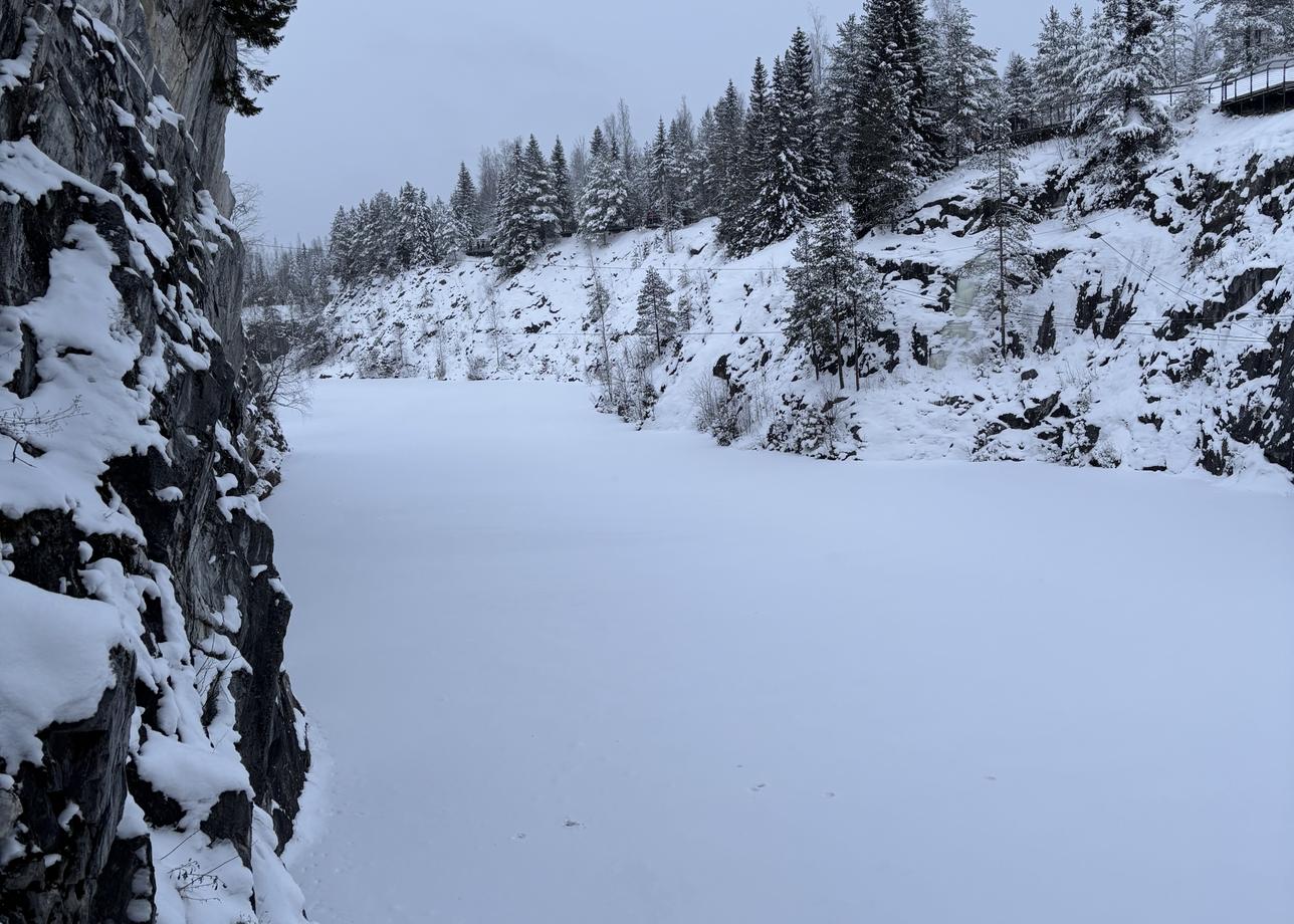 Потрясающие каникулы. Программа насыщенная. Главные достопримечательности освещены, включены посещение музеев. Завтраки и обеды достойные. Времени хватило.