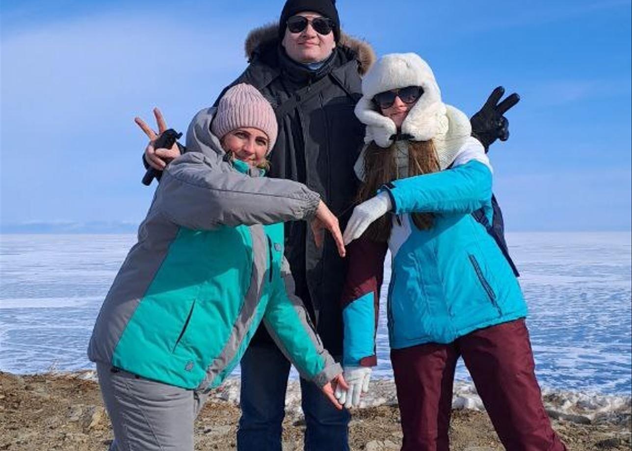 Тур «Лед Байкала. Всё включено» прошел на отлично в марте 2026 года. Во-первых, повезло с погодой: