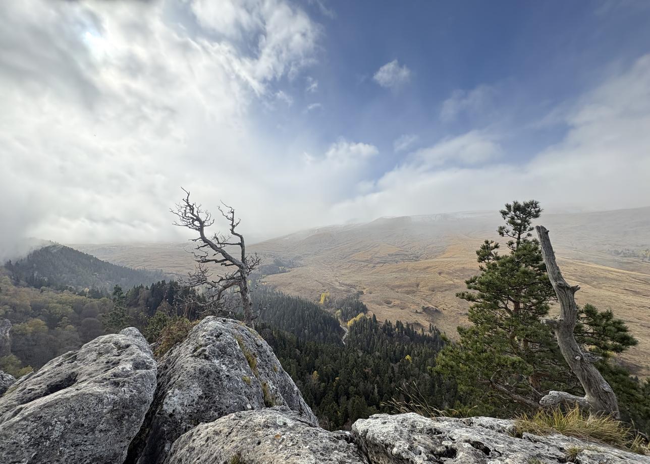 Потрясающие впечатления! Адыгея осенью просто волшебная! Виды с высоты непередаваемые! Было все и веселье, и нагрузка