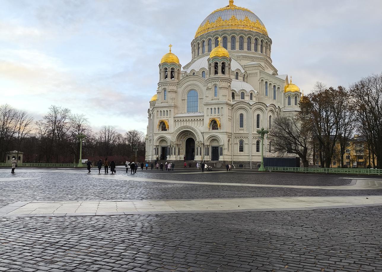 Очень понравились экскурсии, интересные обзорные лекции. Путешествие в Кронштадт и Юсуповский дворец оставили неизгладимое впечатление