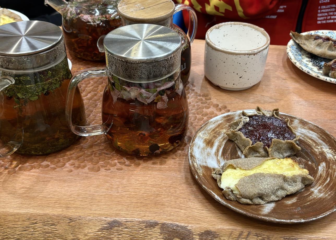 очень крутой тур на два дня! и не много, и не мало) приехали, сразу пошли завтракать