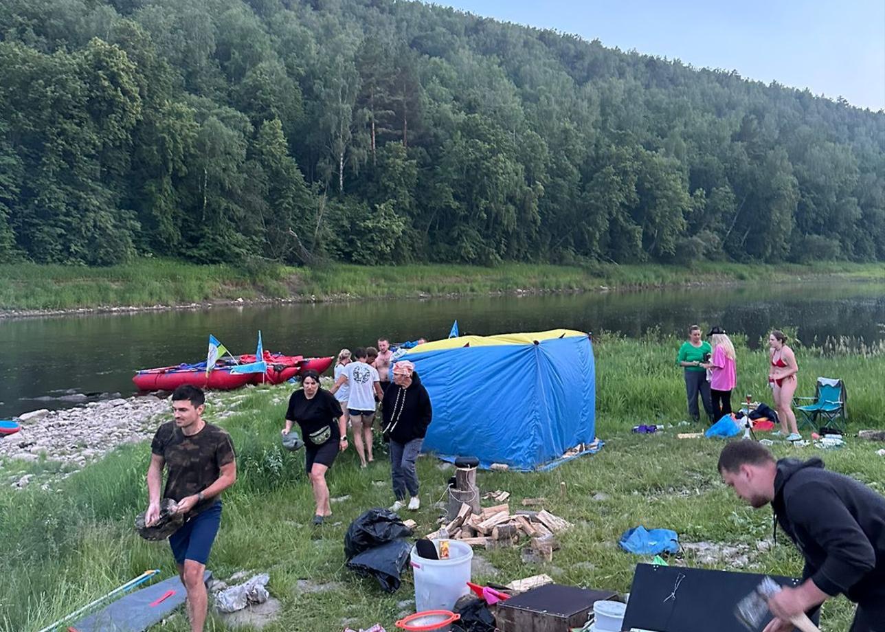 У меня самые приятные впечатления. Природа шикарная, жарко было. Минус к некоторым участникам тура, много принимали