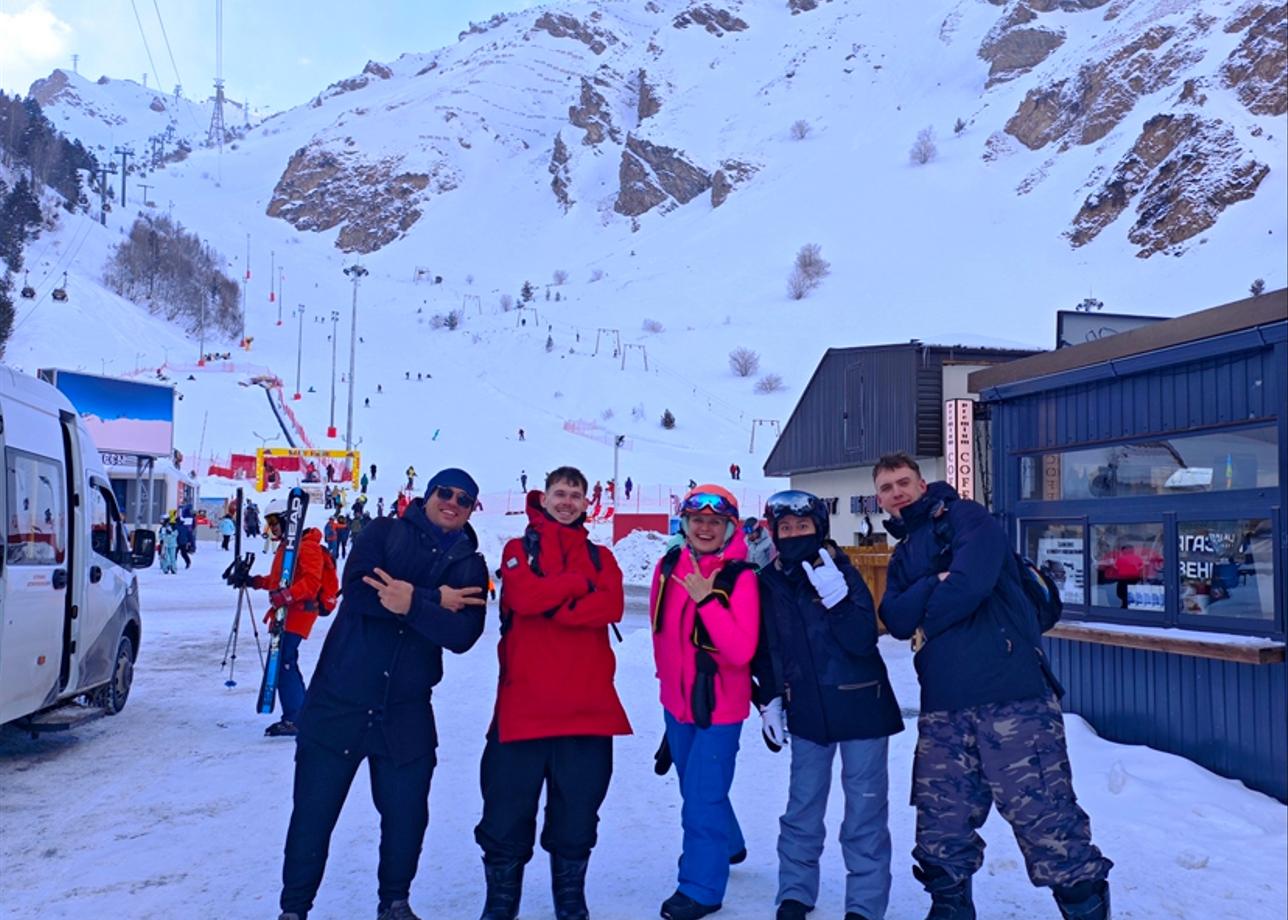 Хороший тур. Понравилось то, что за неполную неделю удалось побывать и покататься на склонах Эльбруса, Мамисона