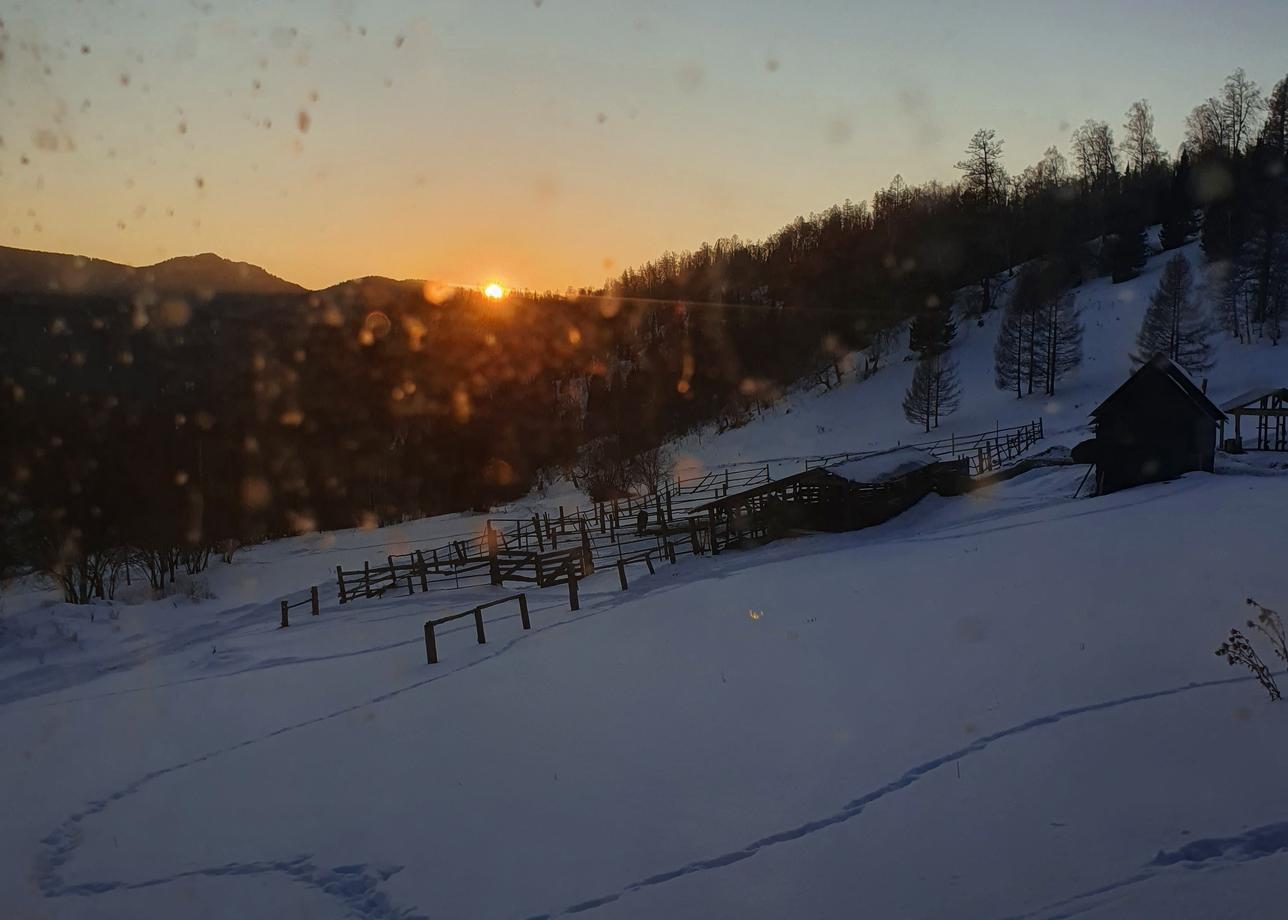 Была в Новогоднем туре, впечатления невероятные. Прекрасный Алтай, сильные и красивые кони, очень послушные, уютные домики