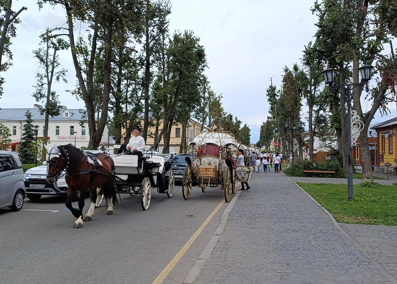 Впервые в автобусном туре по России. Тур очень понравился. Из гидов особенная благодарность Саше Князеву из