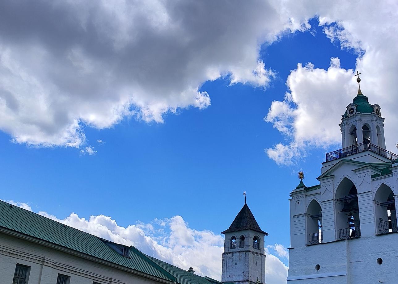 Ездили по Золотому кольцу. Побывали в Суздале, Ярославле, Сергиевом Посаде, Владимире, Боголюбове, Александрове и Костроме. Каждая