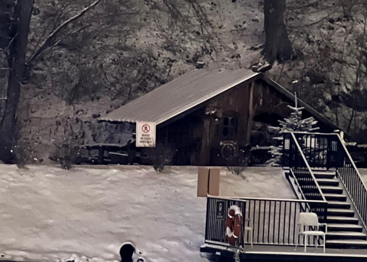 Все было супер, новогодний банкет шикарный, 1 января в крутом месте, и погода снежная способствовала атмосфере, шашлык и Дед Мороз забегал