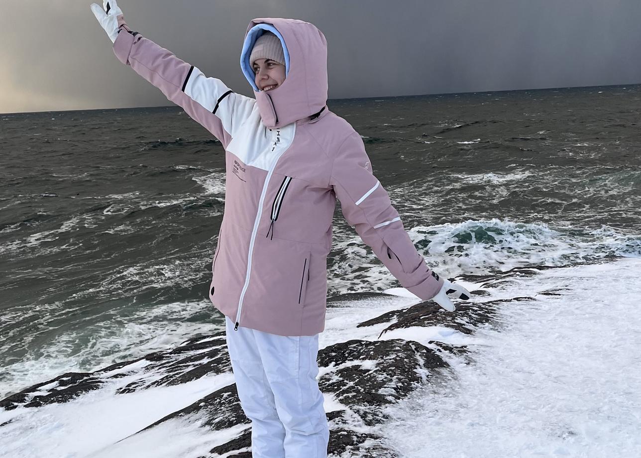 Порадовала поездка в Териберку, не удалось увидеть китов, но нам объяснили, что их сейчас тут нет