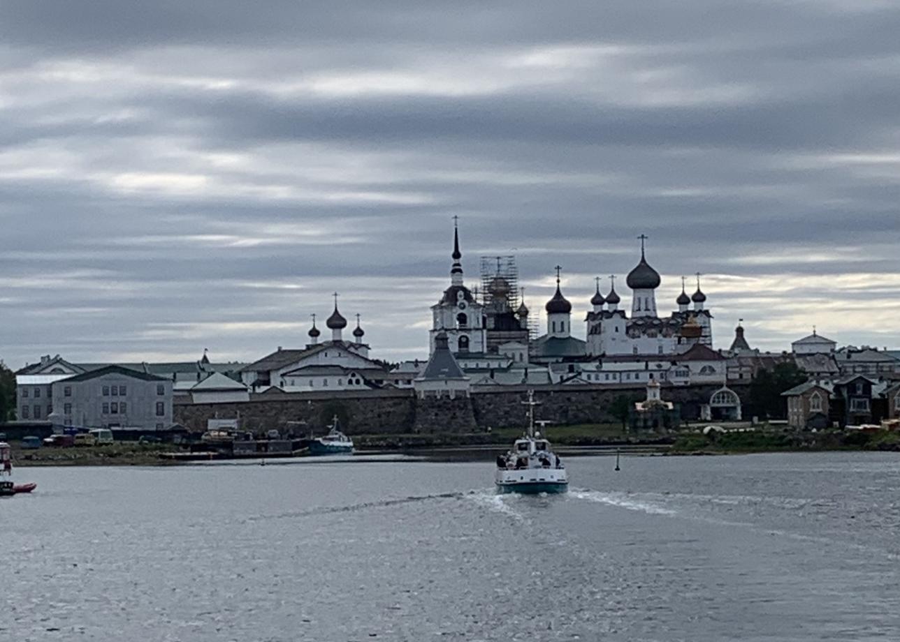 Все было на хорошем уровне. Автобусы, питание, размещение, организация, гиды.