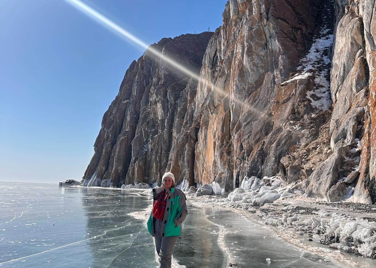 Тур «Лед Байкала. Всё включено» прошел на отлично в марте 2026 года. Во-первых, повезло с погодой: