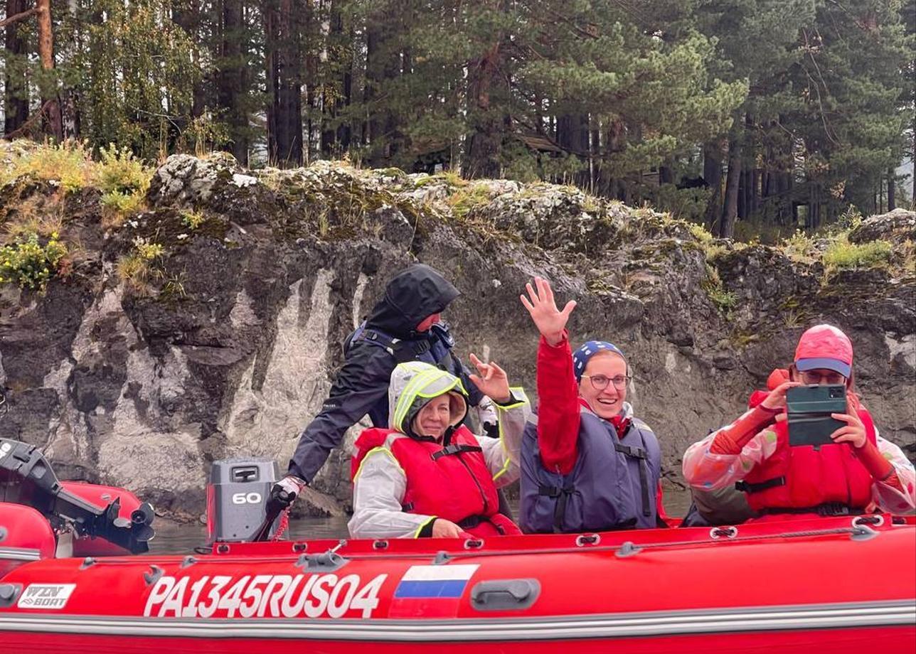 Осенний Алтай прекрасен сам по себе, но нам сильно повезло с туром. Наши гиды, Дмитрий и