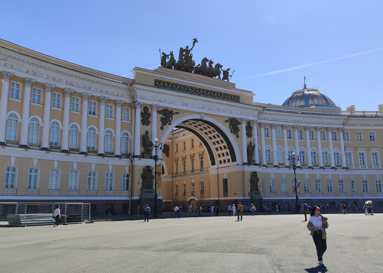 Нам все понравилось. Практически по туру все продумано, за исключением завтрака в день заезда в номер,