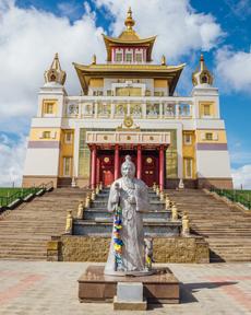 Элиста: крупнейший буддийский храм в Европе, золотые ворота и шахматный городок